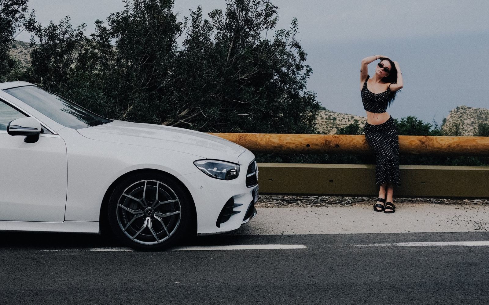 Mercedes-Benz E-Class Cabriolet blanc sur une route panoramique à Mallorca