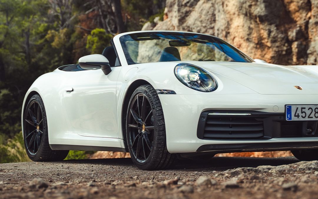 Vit Porsche 911 Carrera Cabriolet vid en utsiktsplats i Mallorcas berg