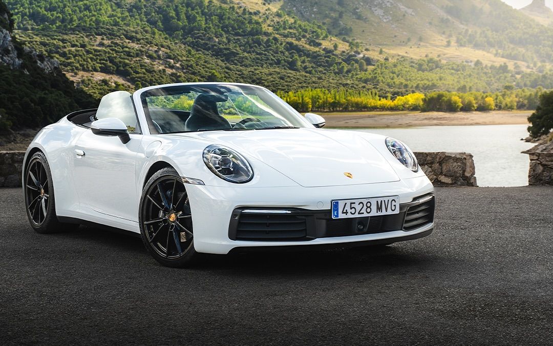 Porsche 911 Carrera Cabriolet بيضاء بجوار خزان جبلي في Mallorca