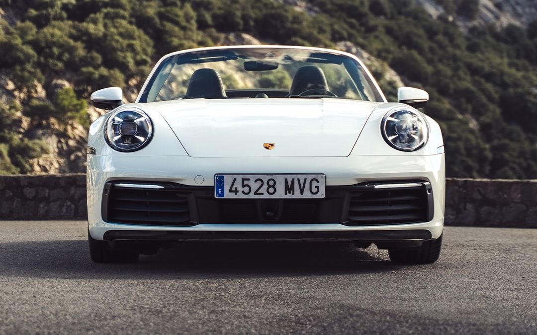 Porsche 911 Carrera Cabriolet blanche dans les montagnes de Mallorca
