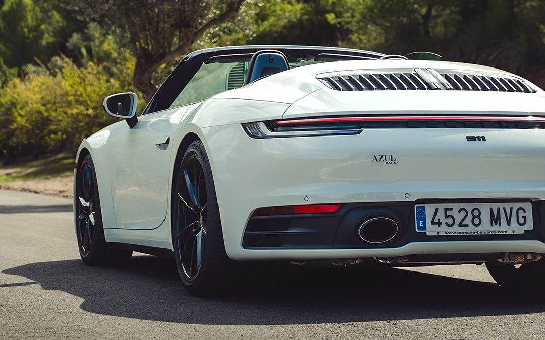 Vit Porsche 911 Carrera Cabriolet på en väg på en sluttning på Mallorca