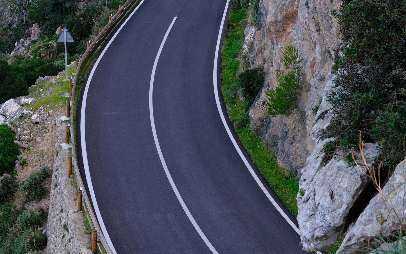 Carretera de montaña de la Serra de Tramuntana vista desde arriba