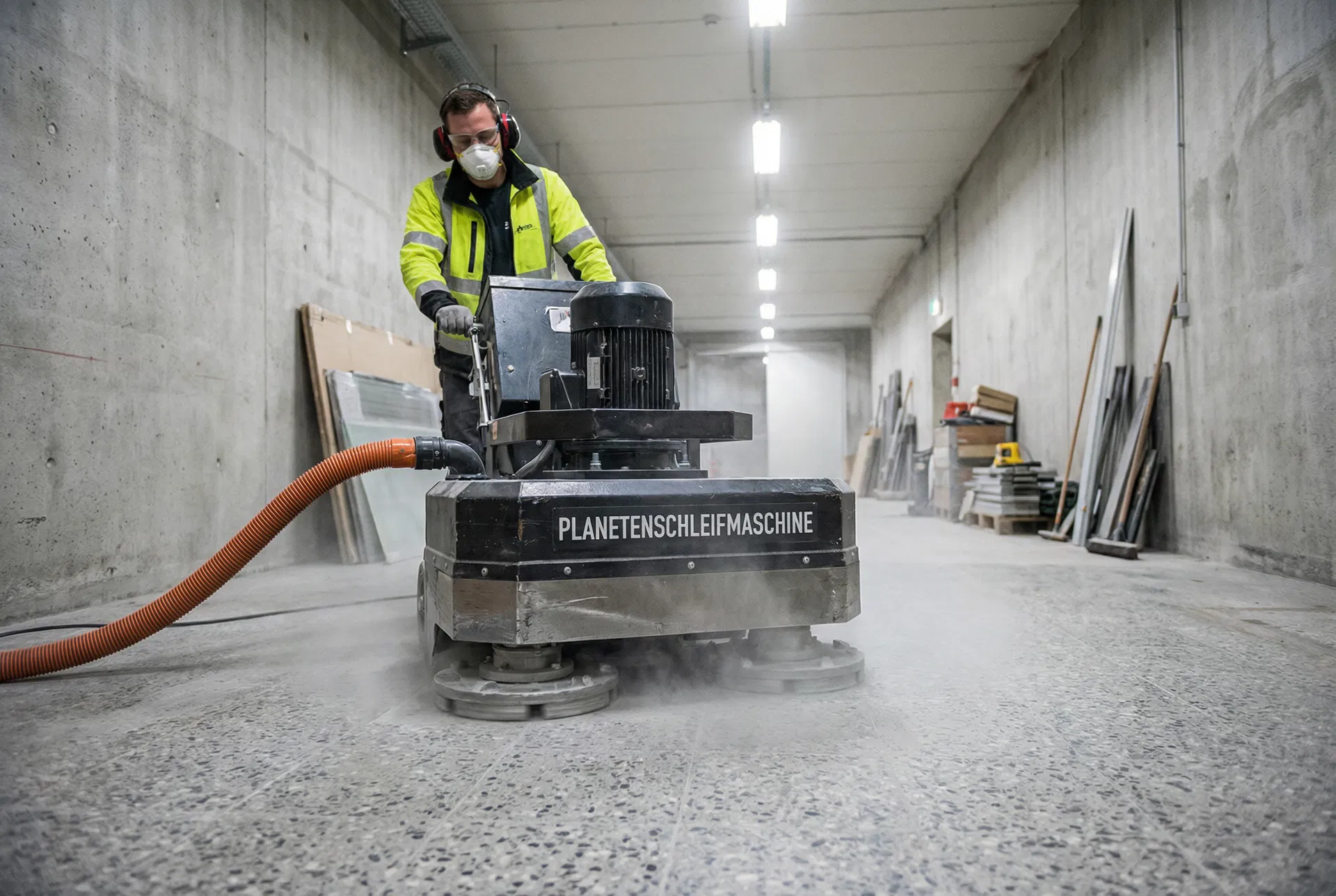 Professionelle Planetenschleifmaschine beim Nassschliff auf Betonwerkstein-Boden (KI-generiertes Illustrationsbild)