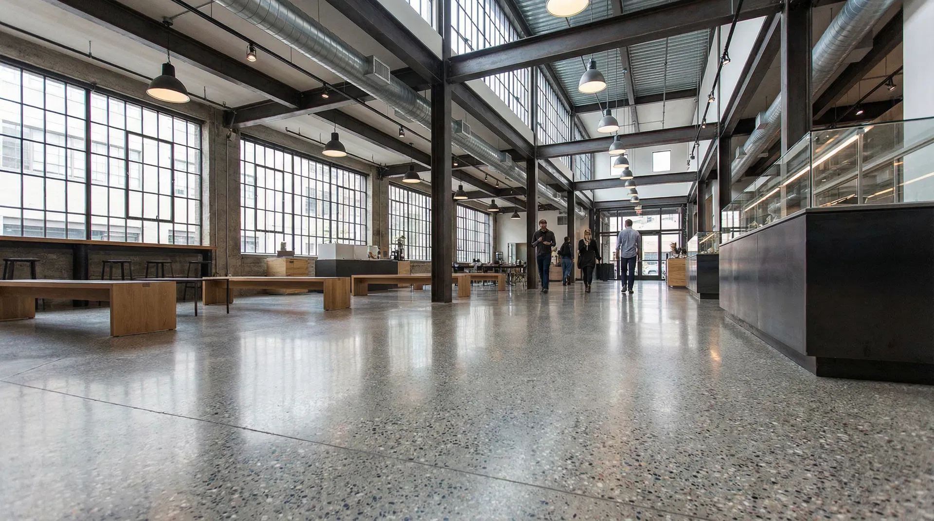 Eingangsbereich eines Bürogebäudes in München mit Boden aus Betonwerkstein