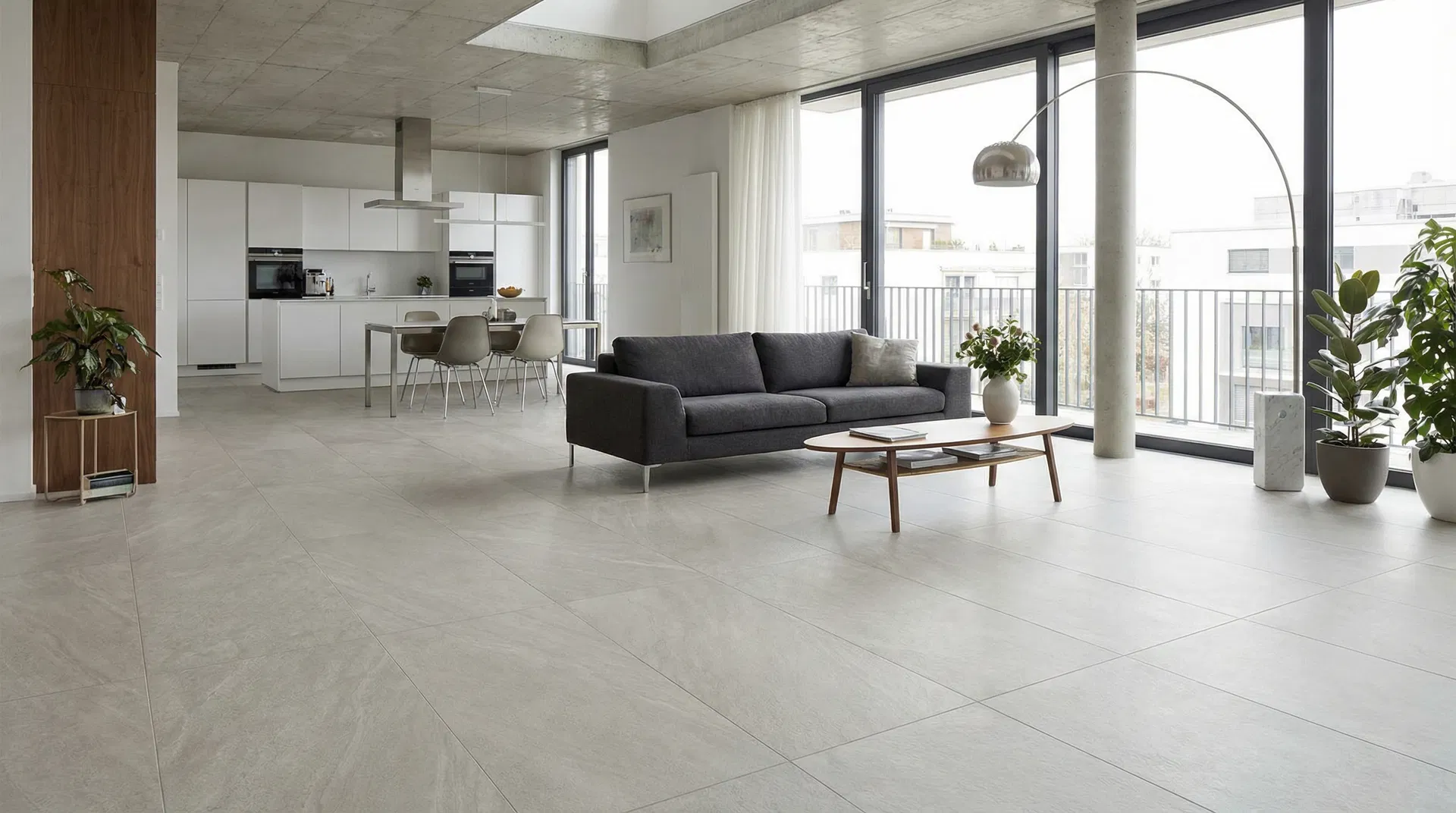 Elegantes Badezimmer mit Feinsteinzeug in Marmoroptik in einer Wohnung in Neuhausen