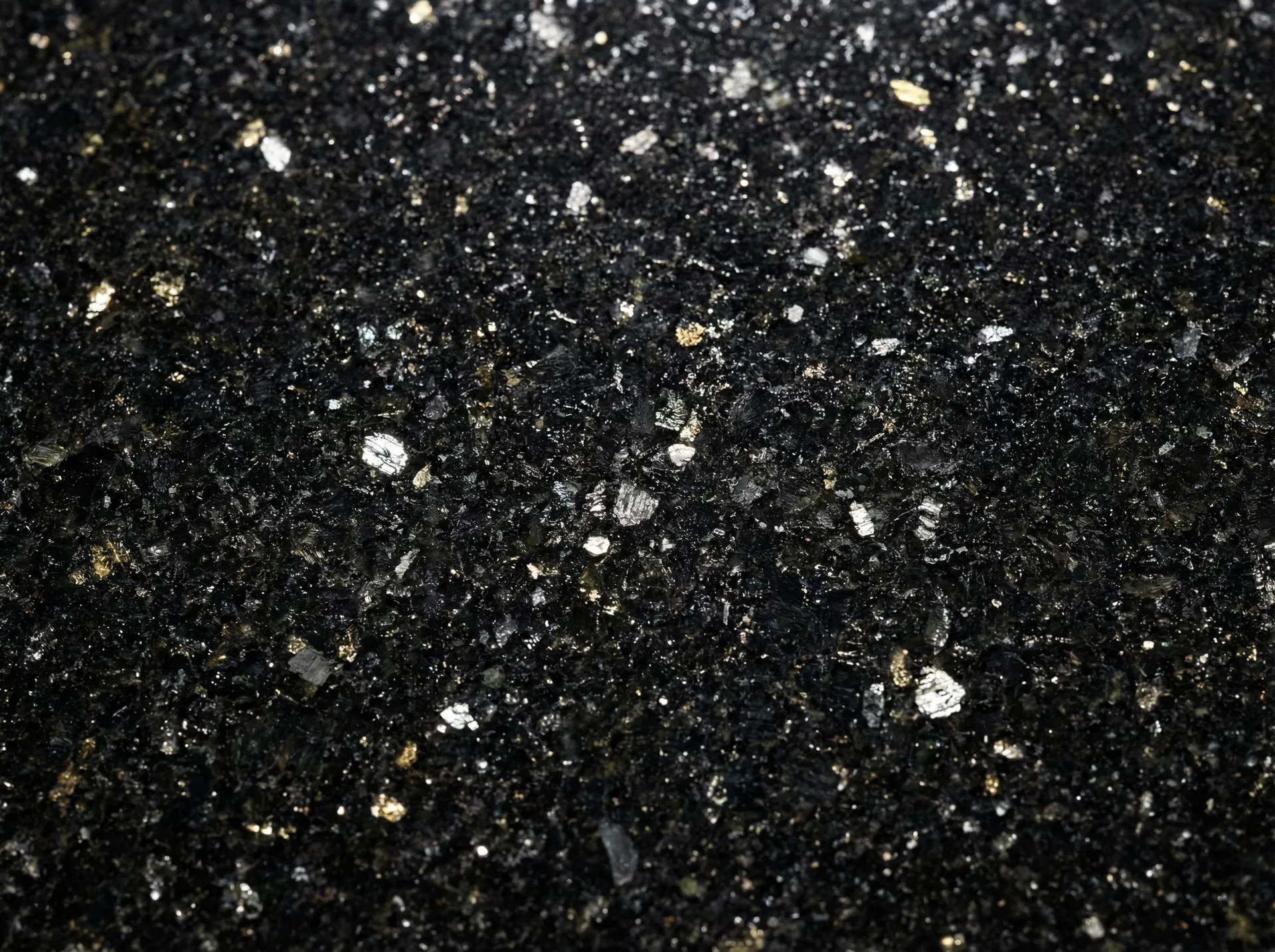 Nahaufnahme einer polierten Granit-Arbeitsplatte mit grauer Maserung