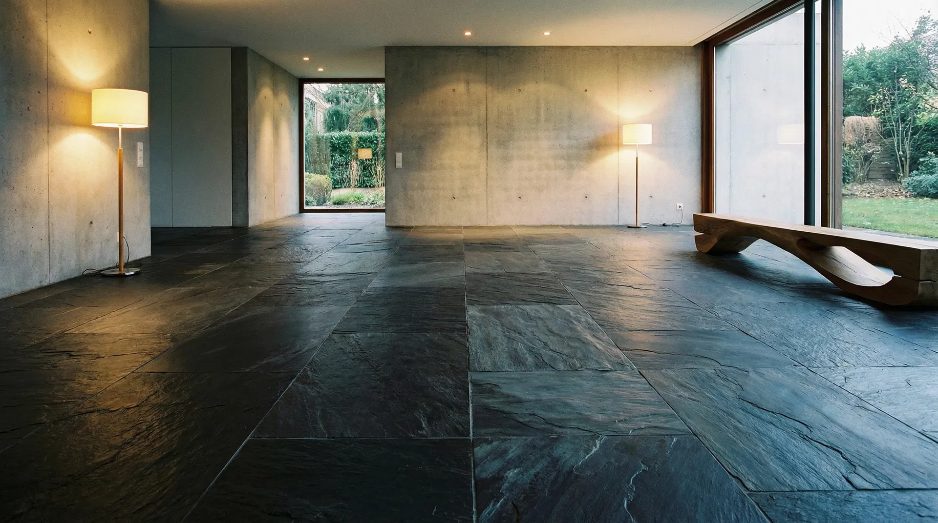 Gereinigter Schieferboden in einem modernen Wohnzimmer