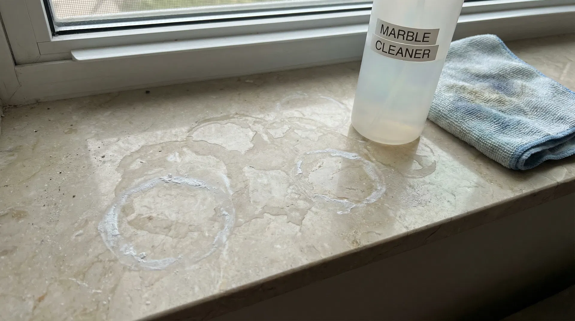 Wasserflecken und Kalkflecken auf Naturstein entfernen