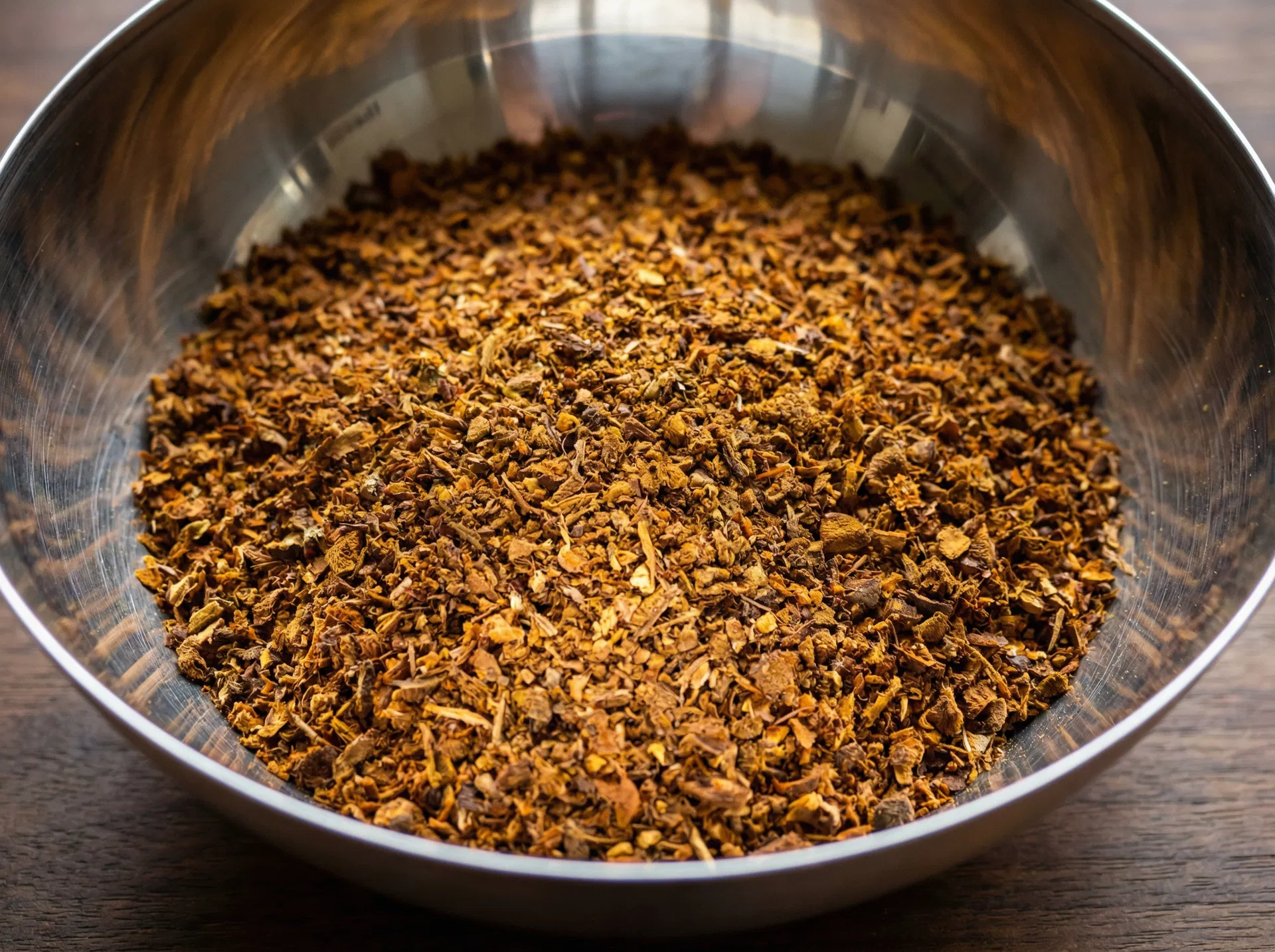 Reishi-Pulver in Stahlschüssel — Makro