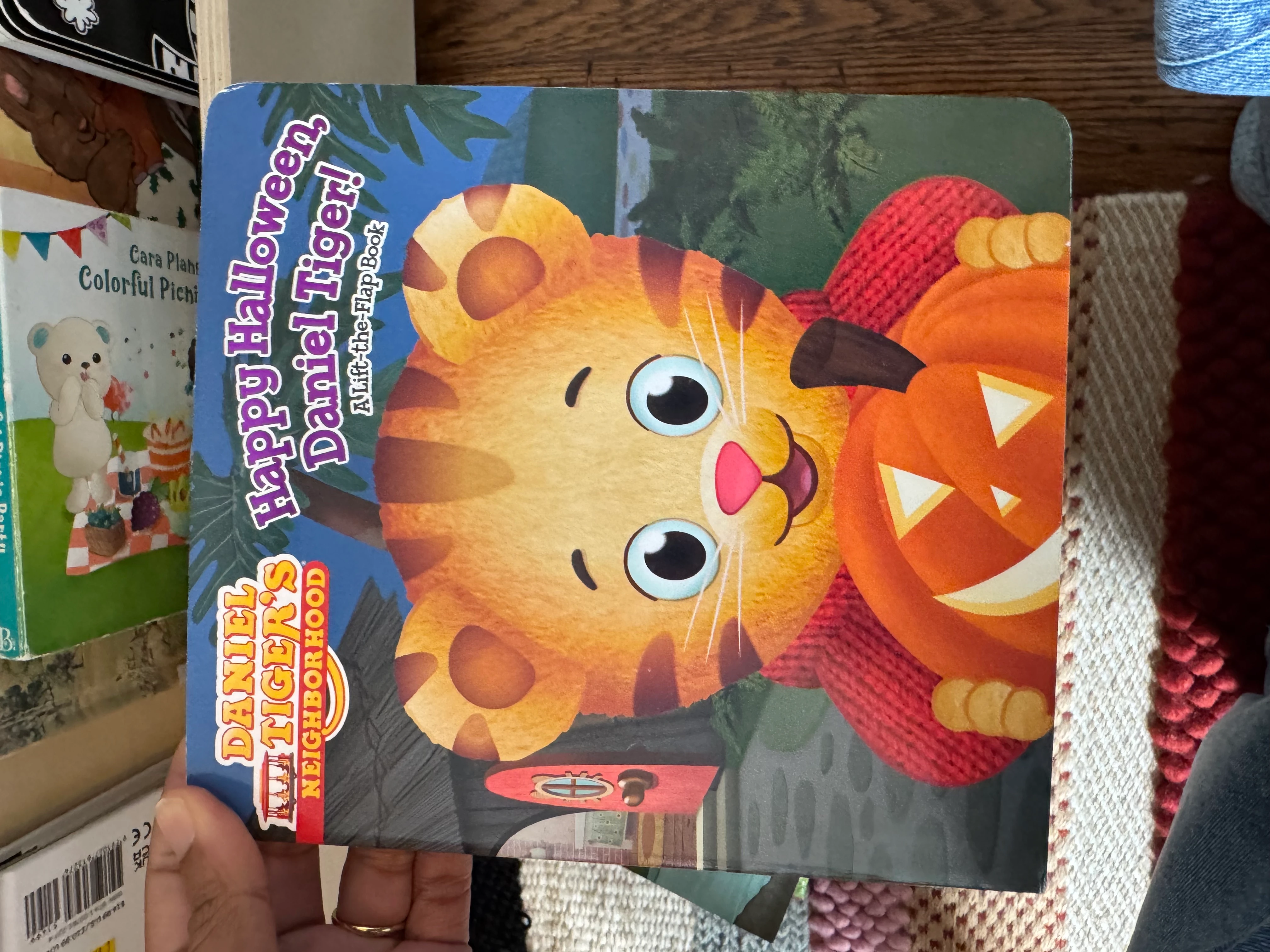 Happy Halloween, Daniel Tiger! A Lift-the-Flap Book