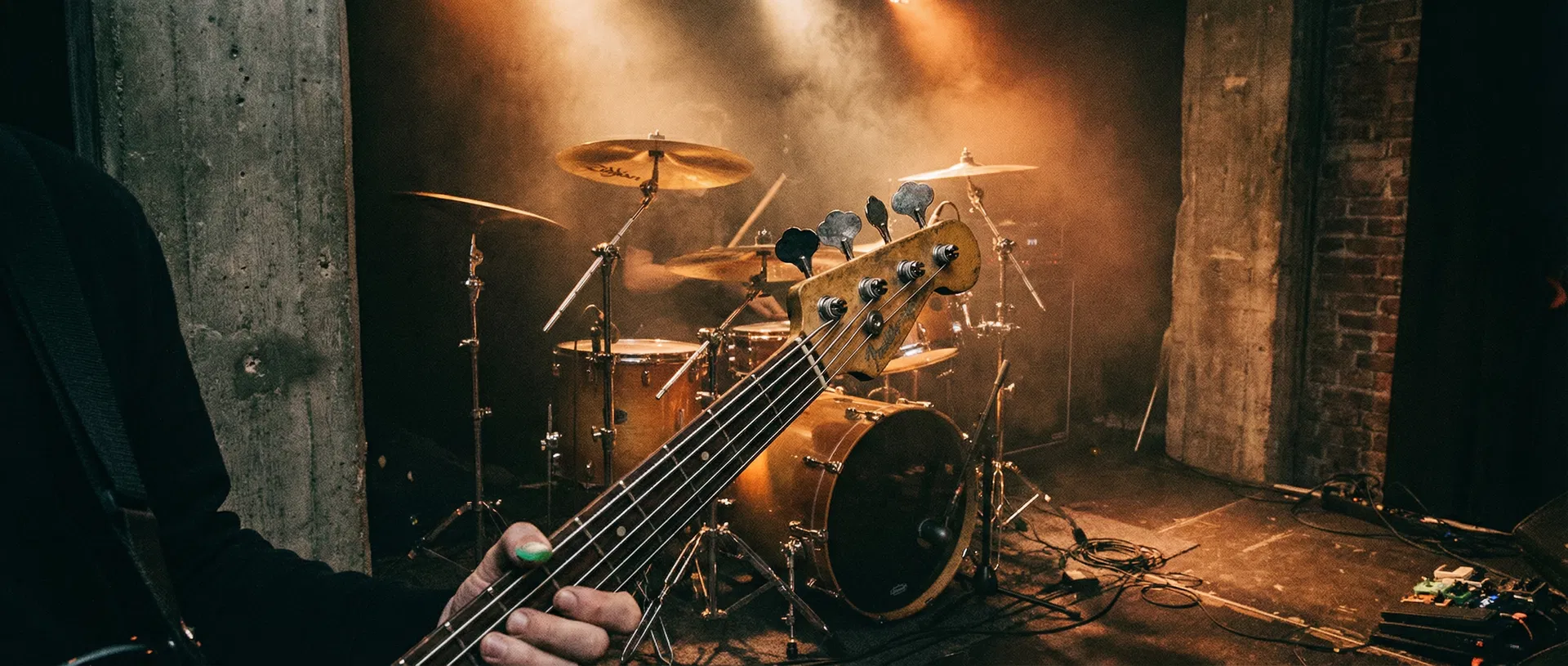 贝斯吉他与架子鼓在舞台灯光下的特写