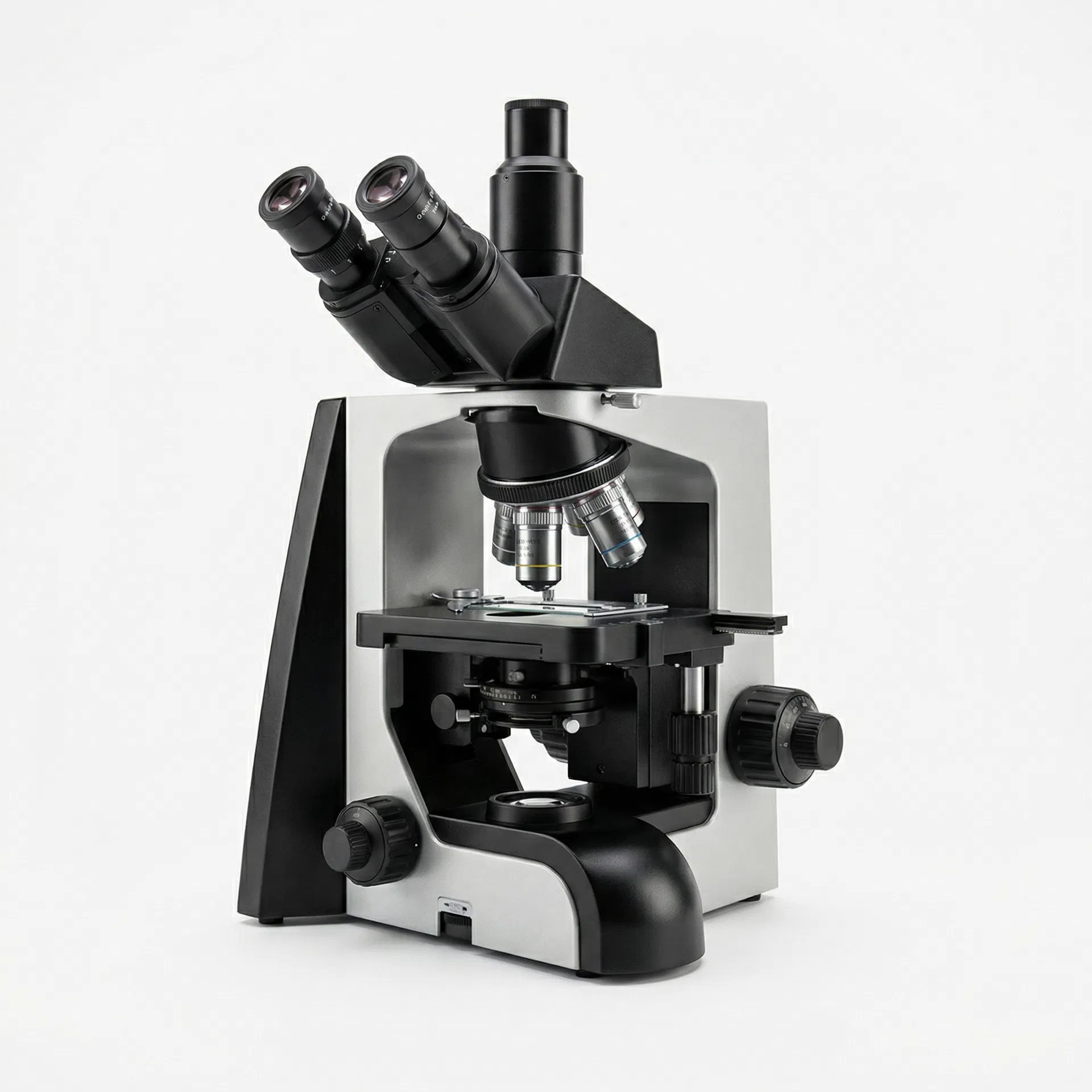 Microscópio óptico binocular com iluminação LED integrada. Objetivas 4x, 10x, 40x e 100x (óleo). Ideal para análises clínicas e pesquisa. Inclui maleta de transporte.