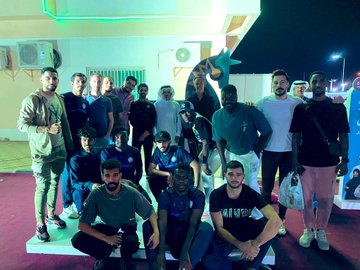 صورة جماعية مع لاعبي نادي الأخدود