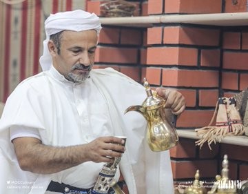 زوار المهرجان يتجولون في الأجنحة