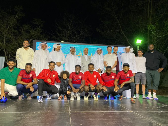 صورة جماعية مع لاعبي نادي نجران