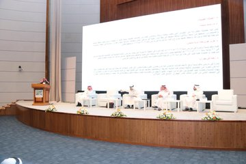 جلسة نقاشية في الملتقى