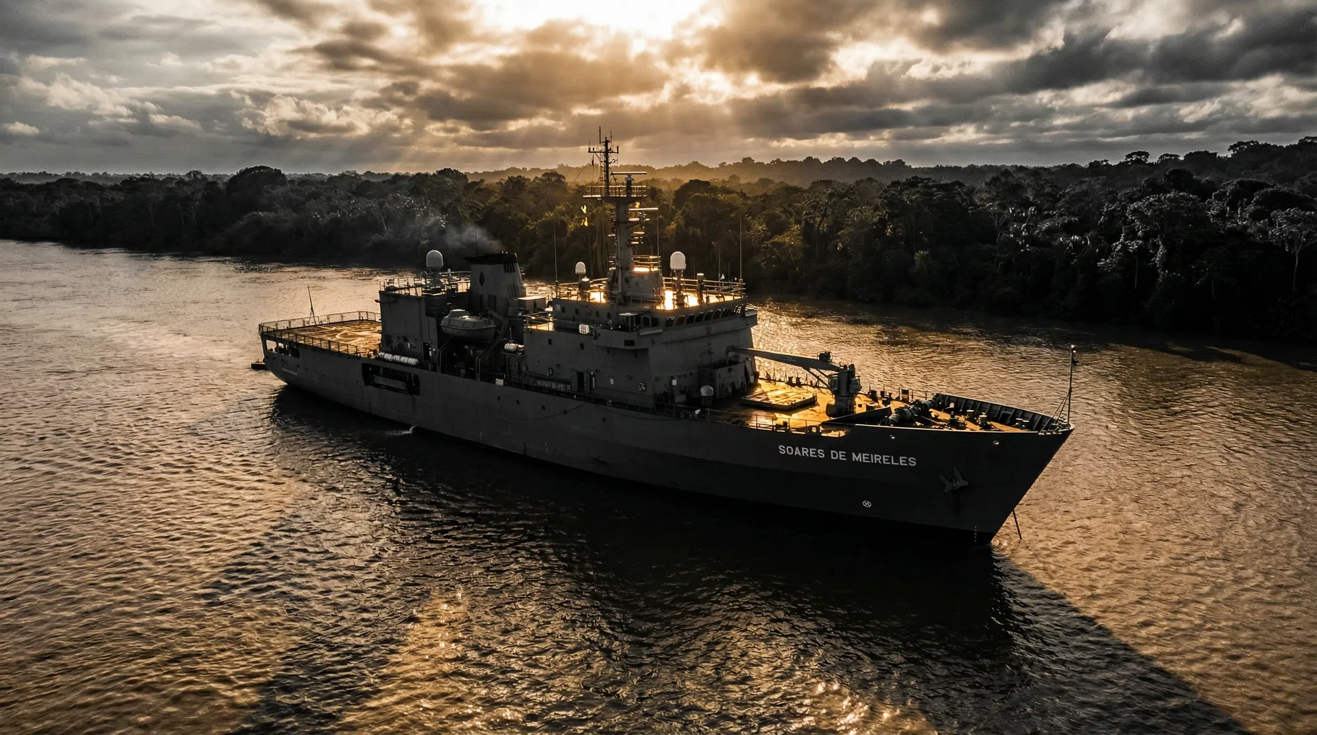 NAsH Soares de Meireles (U21) — Navio de Assistência Hospitalar da Marinha do Brasil navegando no Rio Amazonas ao pôr do sol durante expedição humanitária