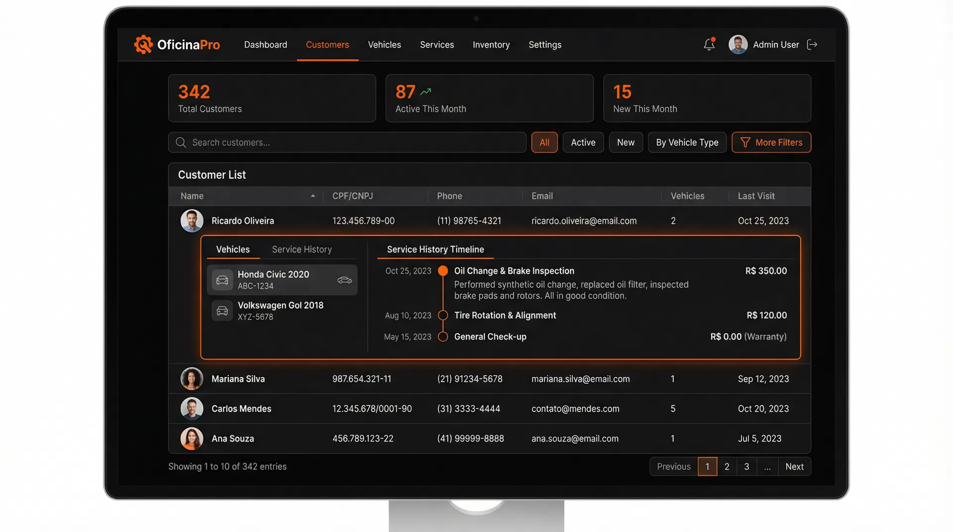 Tela de Gestão de Clientes do OficinaPro mostrando cadastro com veículos, histórico de serviços e timeline