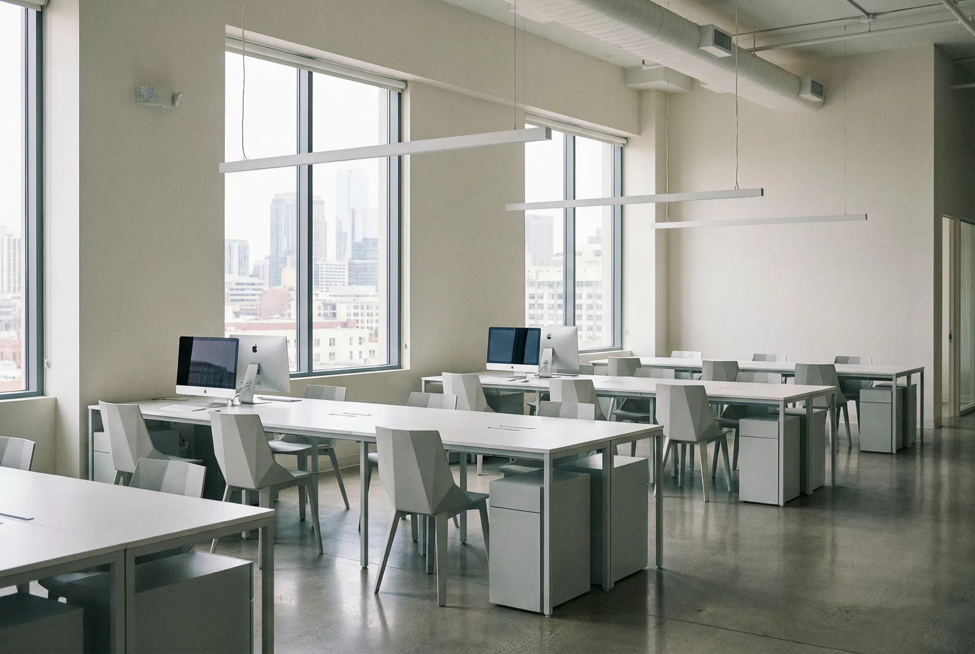 Equipe Blue Labs em ambiente de trabalho colaborativo e tecnológico