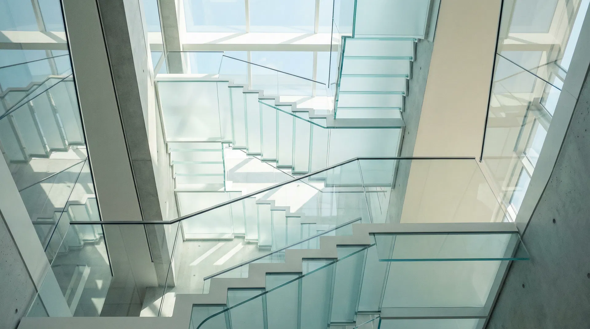 Escadas de vidro ascendentes representando crescimento e trajetória de vendas da Blue Labs