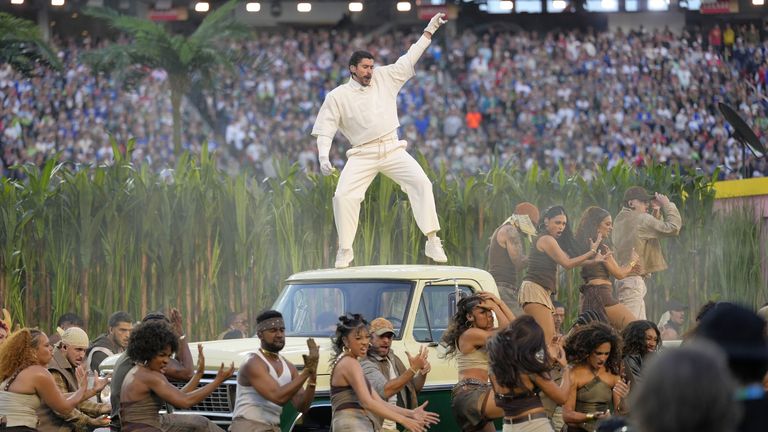 Bad Bunny transforma intervalo do Super Bowl LX em manifesto cultural: “A única coisa mais poderosa do que o ódio é o amor” 