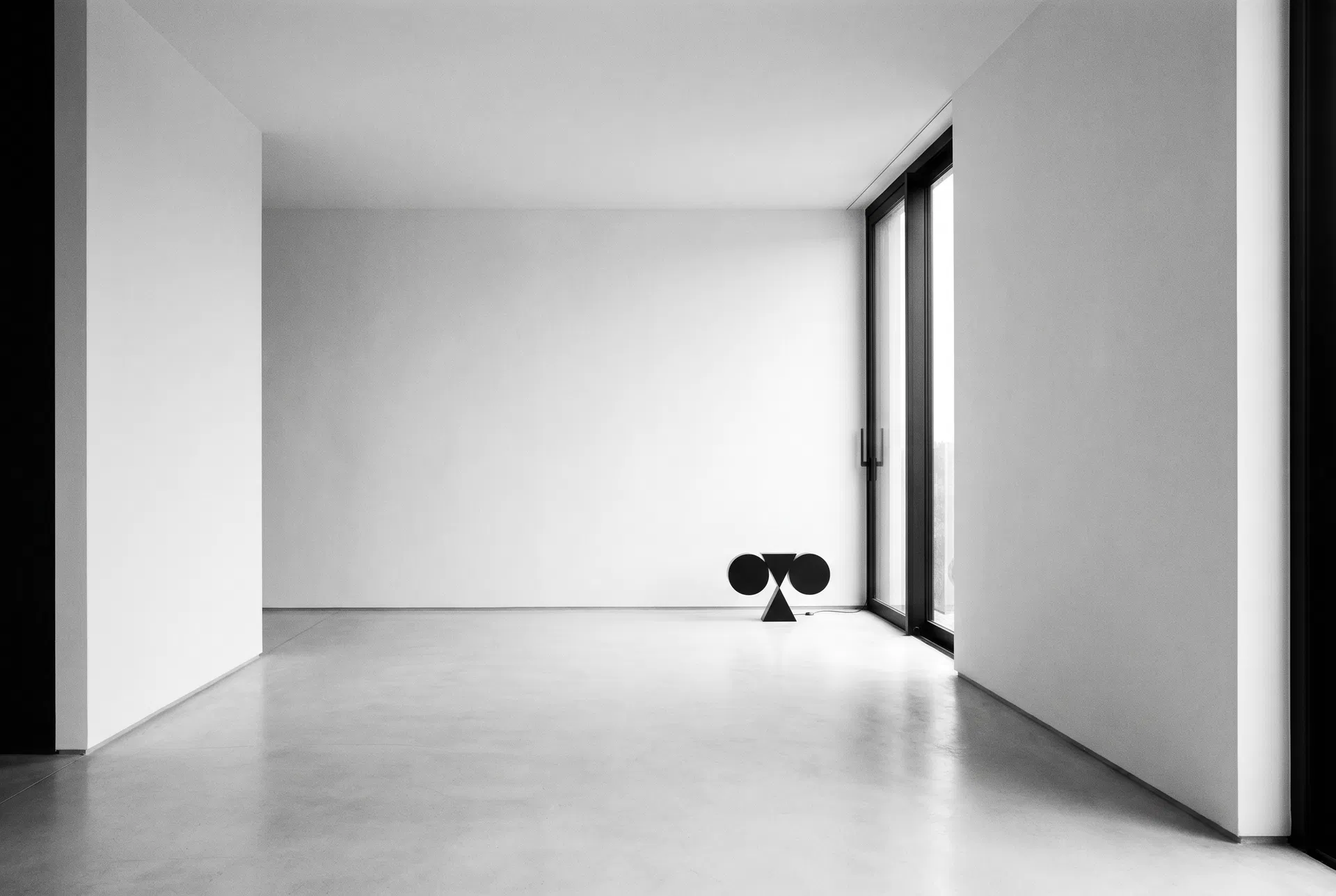 Interior minimalista com luminária Ovo