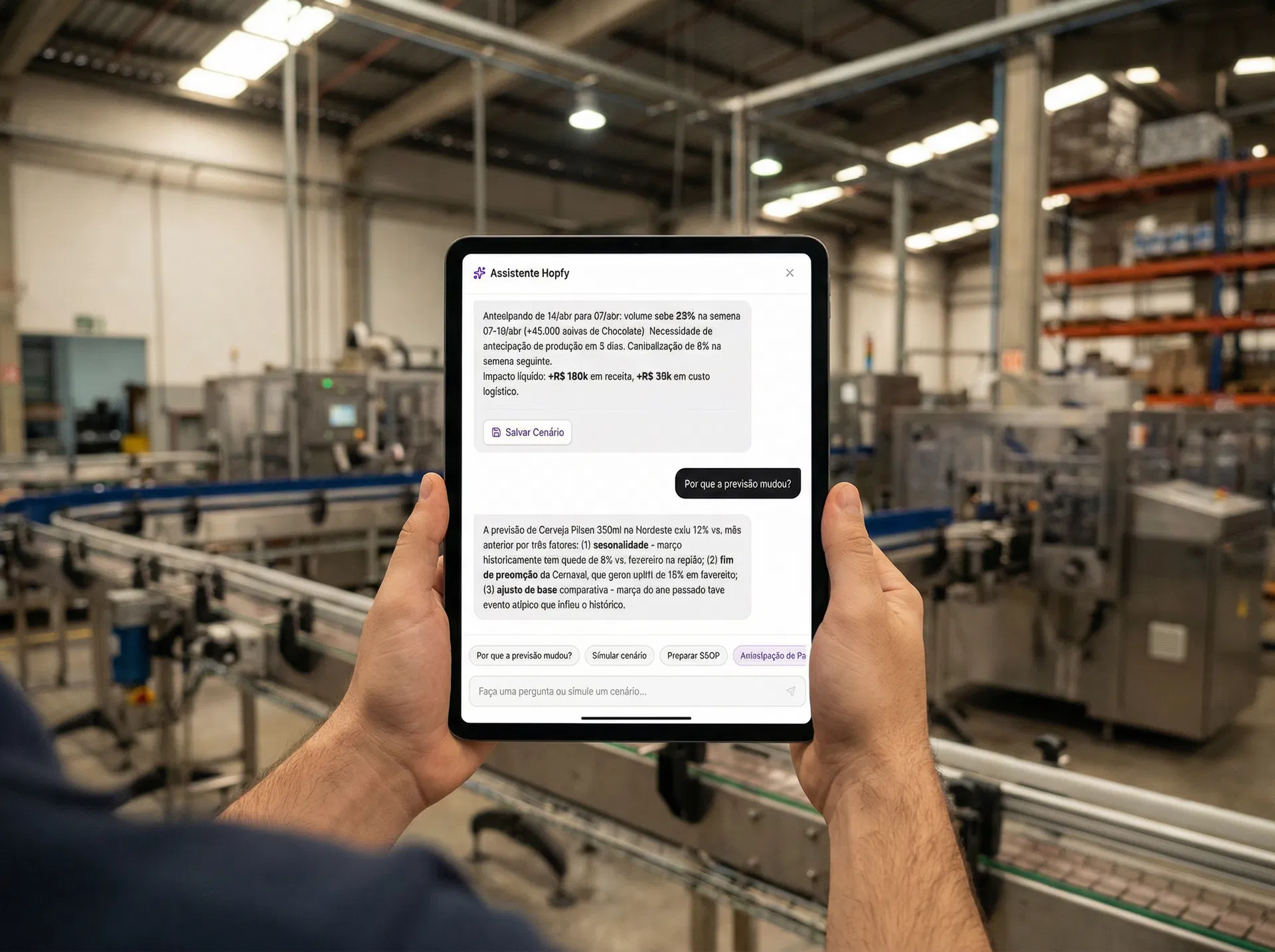 Planejador industrial usando o Assistente Hopfy no tablet dentro de uma planta industrial