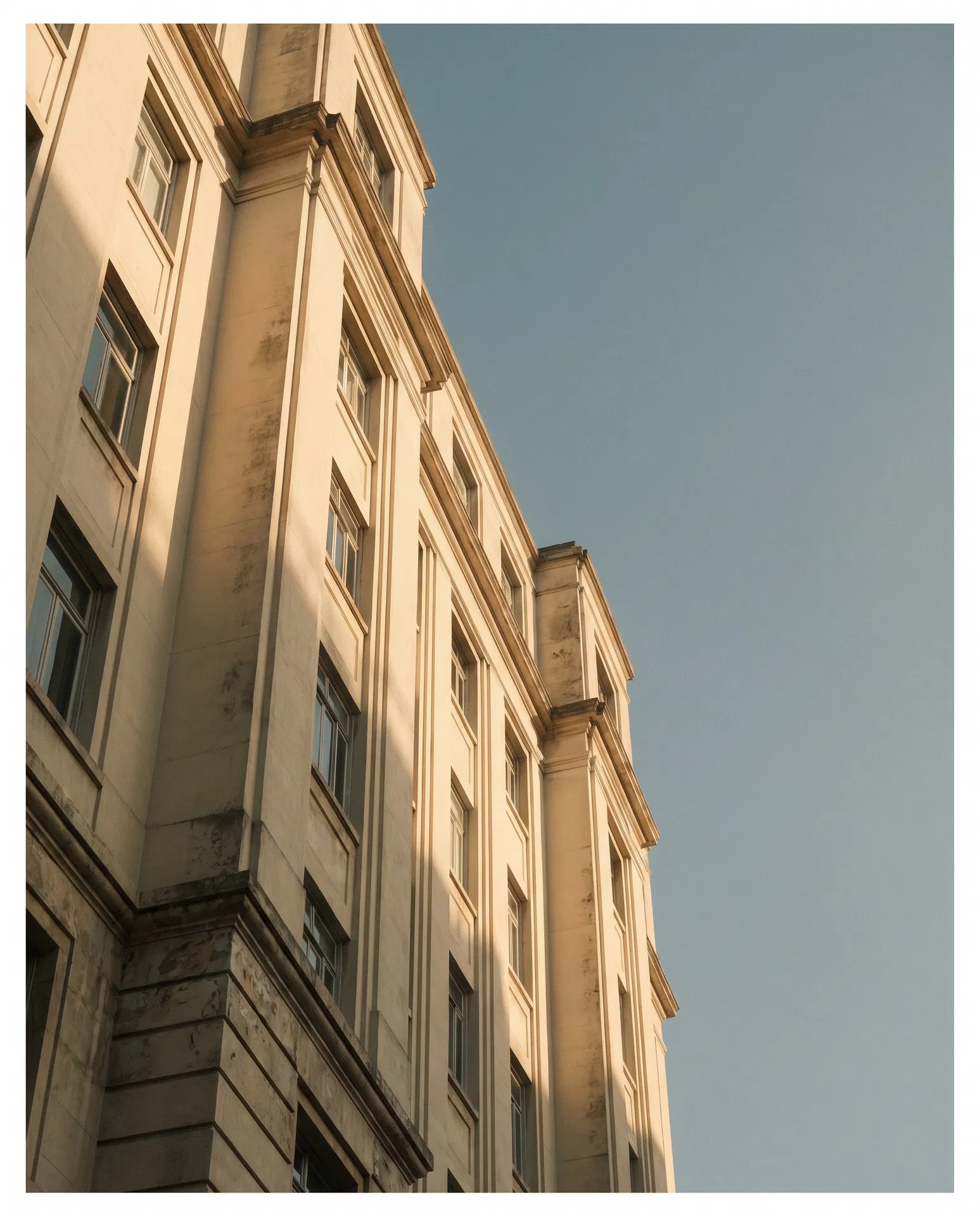 Fachada arquitetônica clássica em luz de fim de tarde