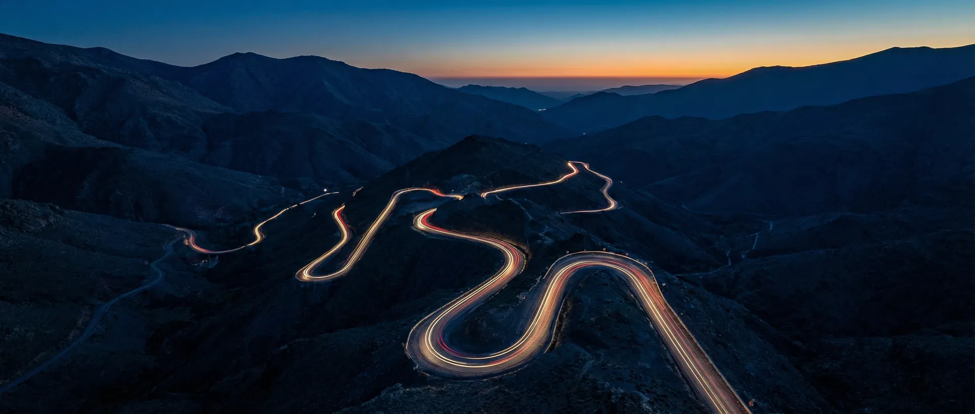 Route marocaine au crépuscule
