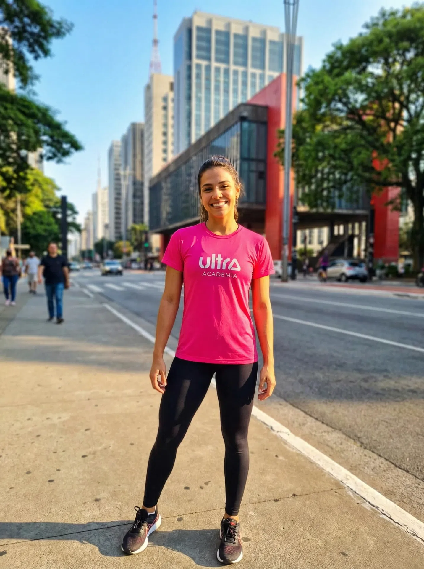 Modelo com camiseta Ultra na Av. Paulista