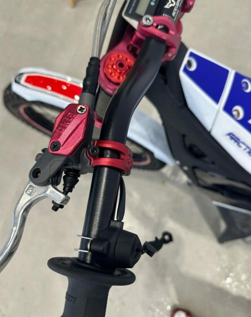 A close up of a handlebar on an Auto motorcycle.