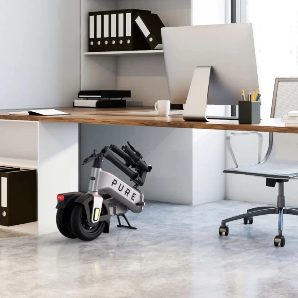 An office with a desk and a desk chair.
