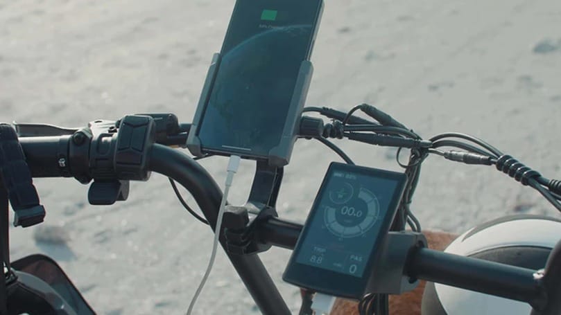 A Quercus E-Bike is equipped with a cell phone holder attached to the handlebar.