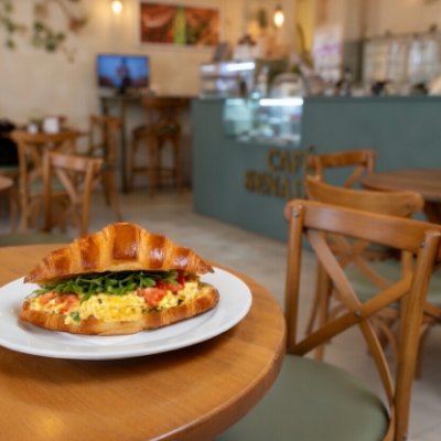 Croissant com Ovo Mexido com Tomate e Rúcula