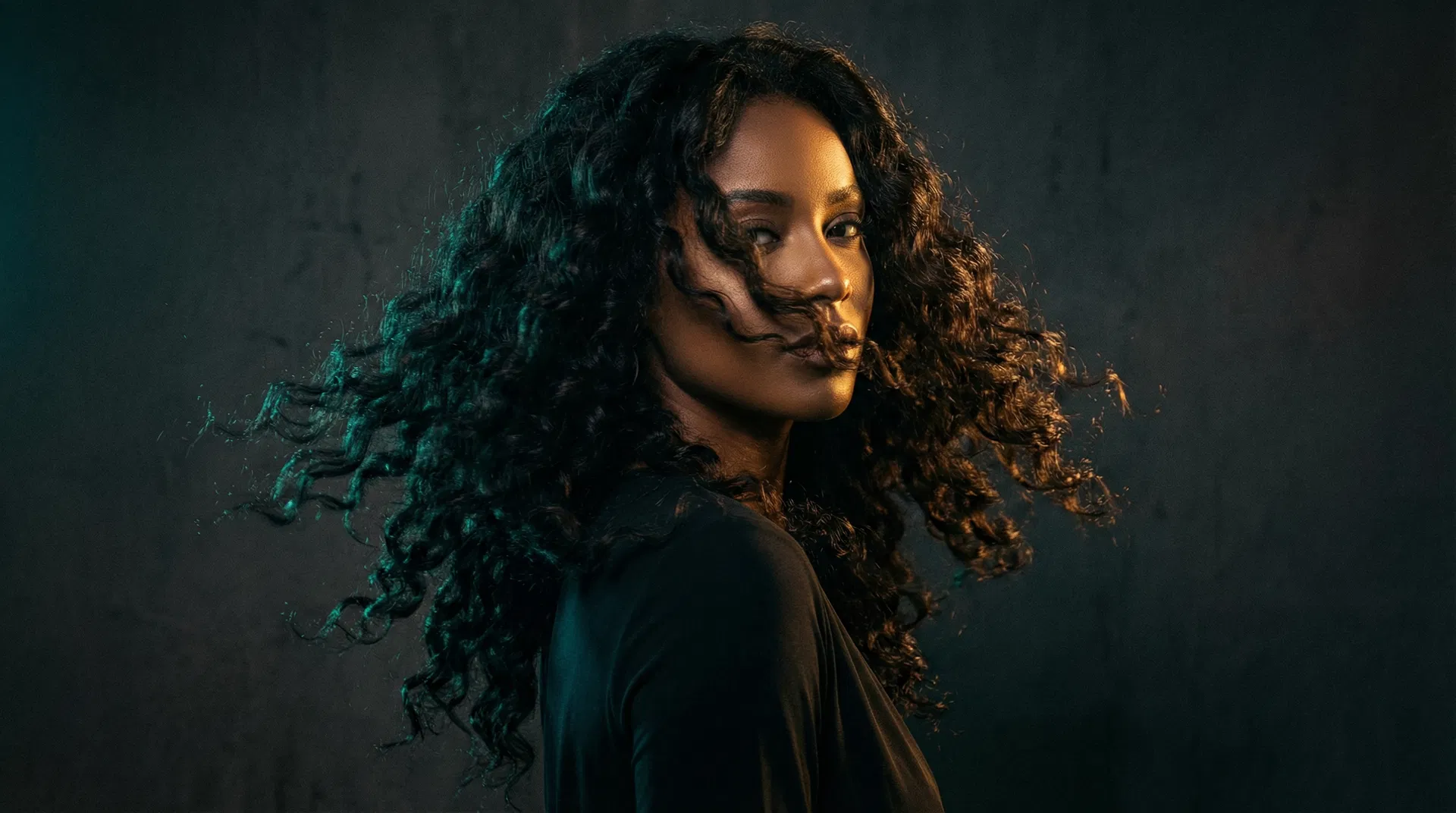 Cachos soltos e brilhantes