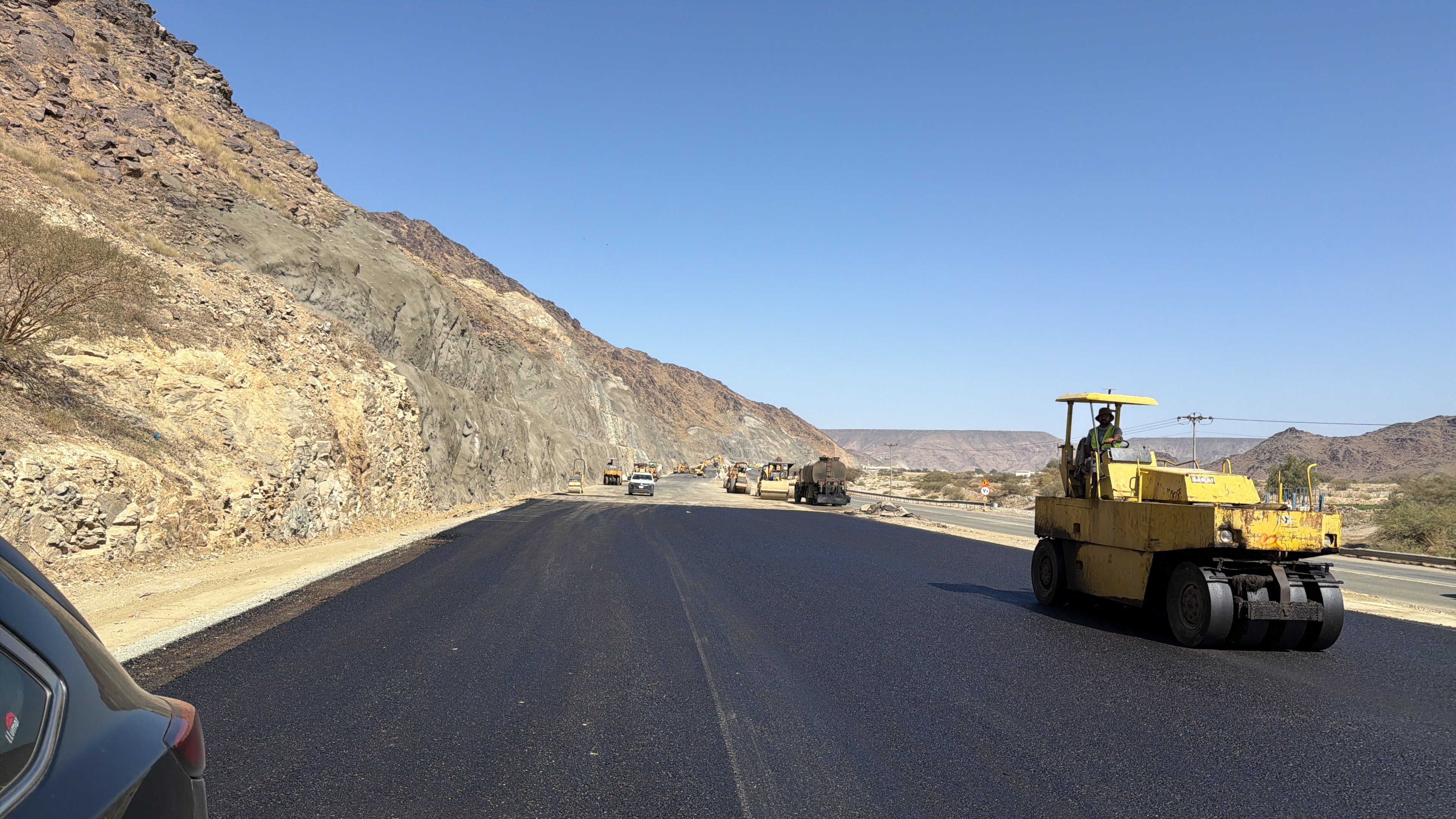 أعمال السفلتة بمشروع ازدواج طريق الجموم الزيما