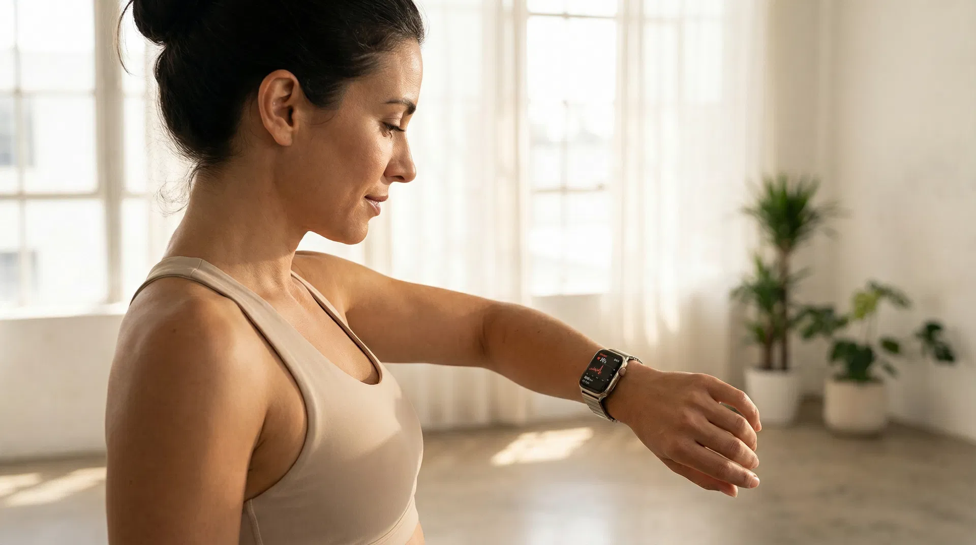 Mulher monitorando saúde com smartwatch