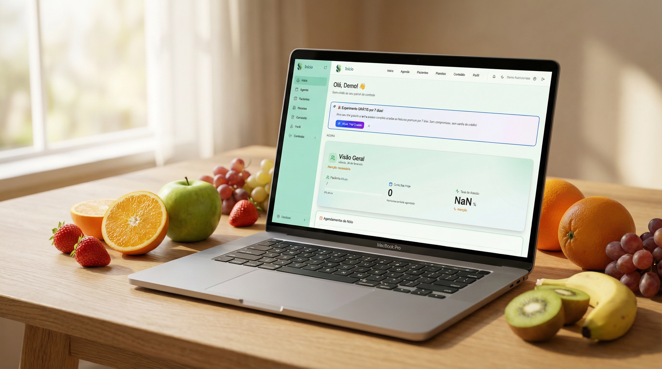 Dashboard SincroSaúde — MacBook Pro com plataforma de gestão nutricional aberta sobre mesa com frutas frescas
