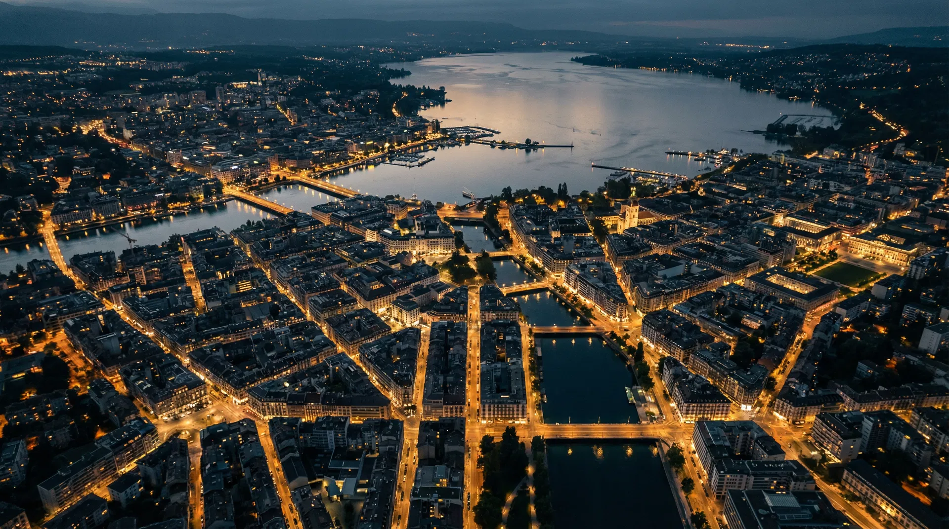 Vue aérienne nocturne d'une métropole financière — SLIMA Partners conseil immobilier