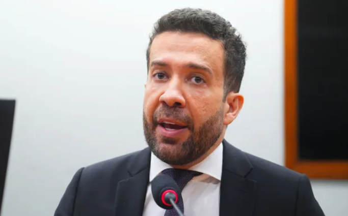 Janones corre risco de expulsão da OAB por infrações éticas