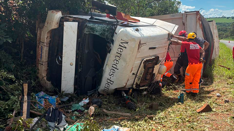 Caminhoneiro morre após tombamento na MGC-455 em Uberlândia