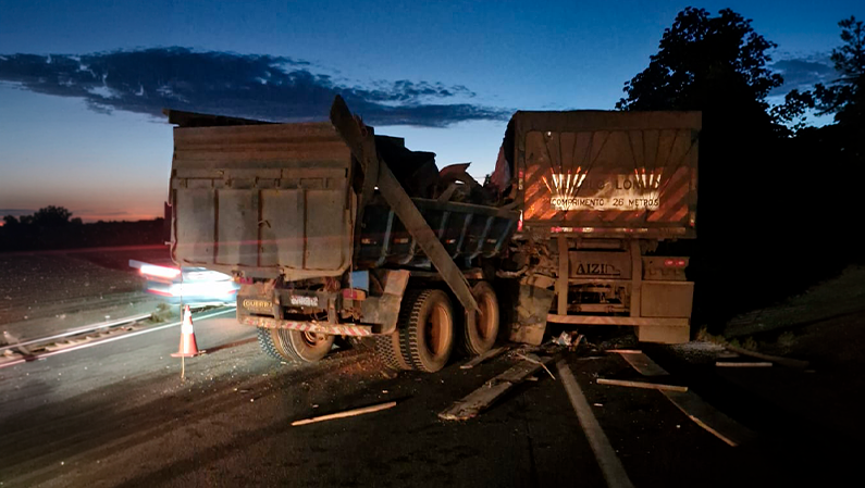 Motorista morre após colisão entre caminhão e carreta na BR-050, em Araguari