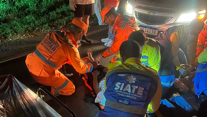 Colisão entre moto e carro deixa dois feridos no Anel Viário Ayrton Senna, em Uberlândia