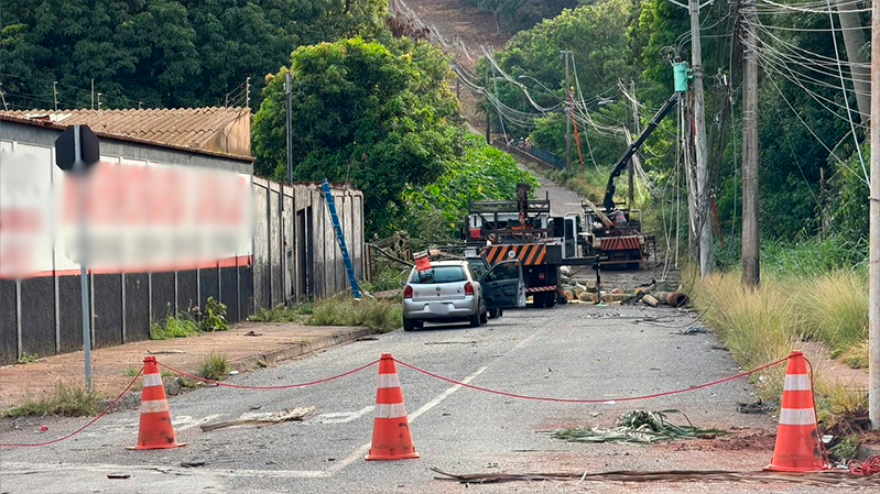 Temporal em Uberlândia deixa ruas interditadas e causa danos à rede elétrica