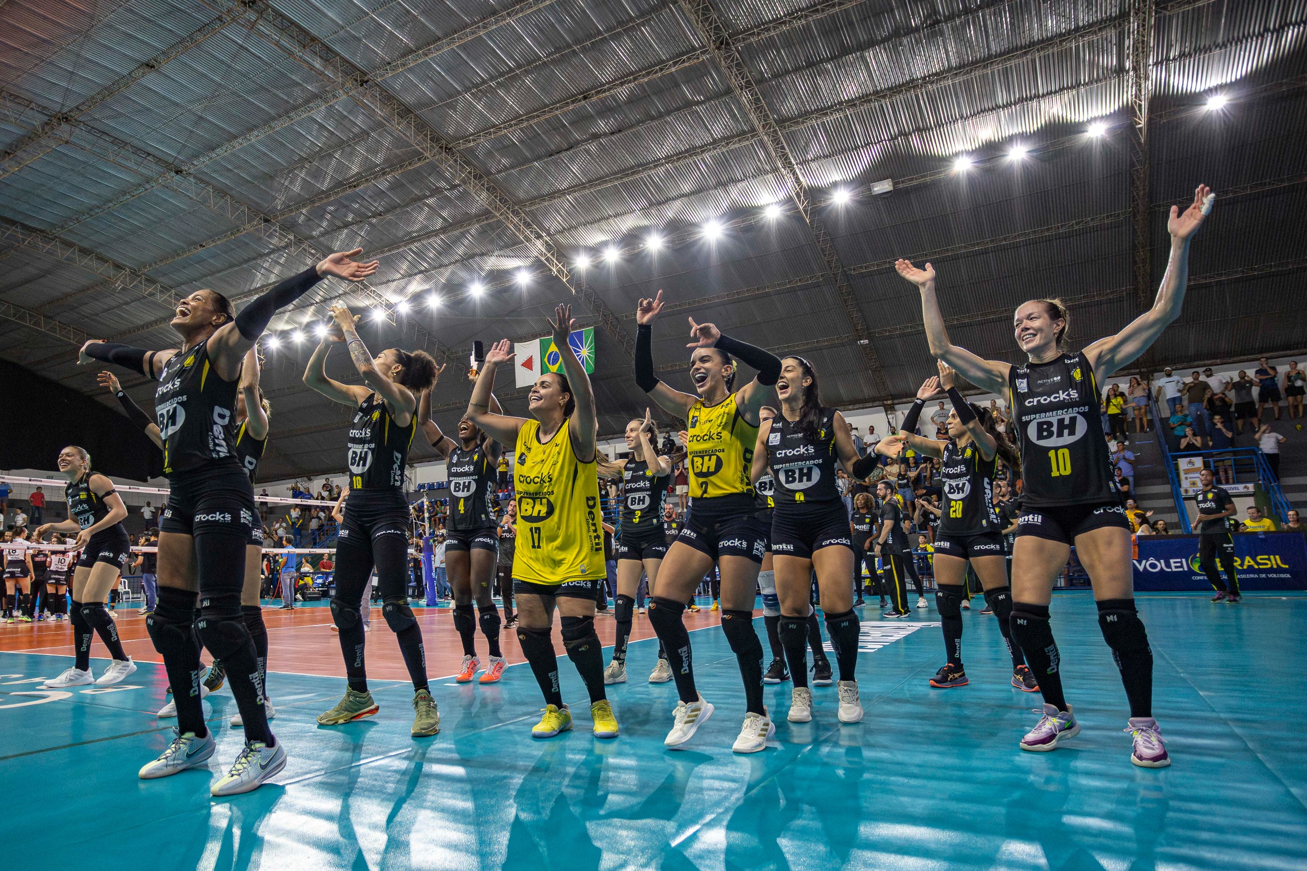Praia Clube vence Sesi Bauru e avança à semifinal da Superliga