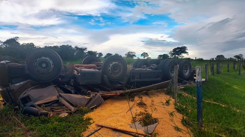 Duas pessoas morrem em capotamento de carreta em rodovia mineira