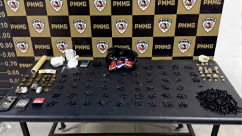 Polícia apreende mais de 500 pinos de cocaína e prende dois suspeitos de tráfico em Uberlândia