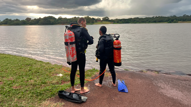 Carro cai em rio e mobiliza buscas dos bombeiros em Santa Vitória