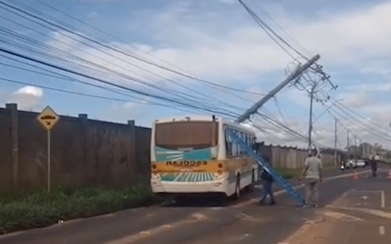 Acidente com ônibus escolar derruba poste e interrompe energia em bairro de Uberlândia
