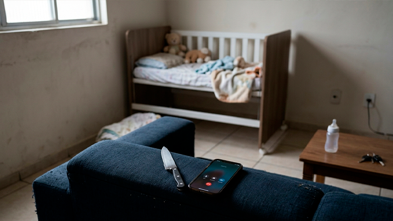 Mãe é detida por ameaçar filho de 7 meses com faca em videochamada